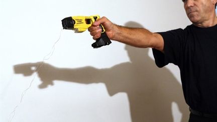 Le Taser présenté en 2007 par le patron de la filiale française Antoine Di Zazzo (AFP)