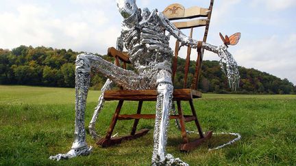 Cette sculpture de l'artiste am&eacute;ricain David Herbert inspir&eacute;e de l'Alien de Ridley Scott est install&eacute;e tranquillement sur un rocking chair sur le bord d'une route. Une vision totalement in&eacute;dite des extra-tesrrestres... (WENN / SIPA)