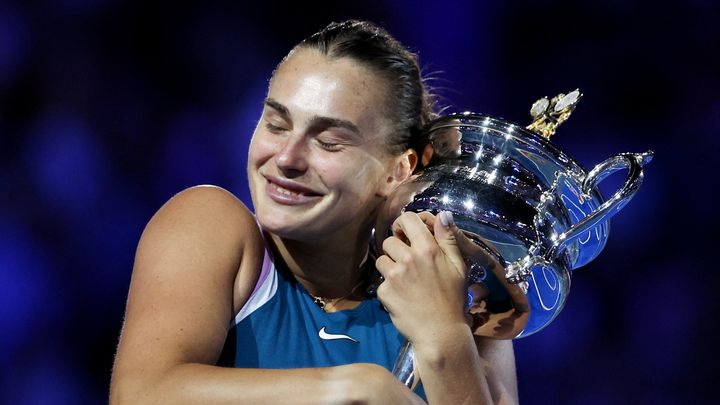 La libération pour Aryna Sabalenka, qui a remporté en Australie, en 2023, son premier titre du Grand Chelem. (MARTIN KEEP / AFP)