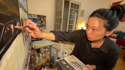 Shu Rui, dans son atelier de Limoges, ville où elle a fait ses études et où elle réside désormais. (A. Abalo / France Télévisions)