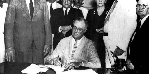 Le président américain FD Roosevelt signe en 1935 la loi instituant la sécurité sociale. En 1938, il créé le salaire minimum. (ANN RONAN PICTURE LIBRARY / PHOTO12)