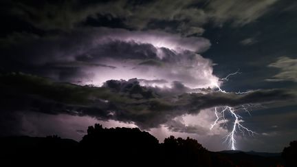 Un orage près des côtes de la Corse, le 20 septembre 2019. (PASCAL POCHARD-CASABIANCA / AFP)