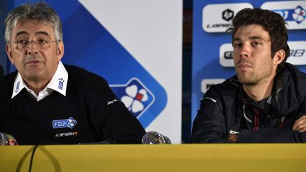 Le manager Marc Madiot (à gauche) et Thibaut Pinot participent à une conférence de presse, le 30 juin 2016, deux jours avant le départ de la 103e édition du Tour de France. (LIONEL BONAVENTURE / AFP)