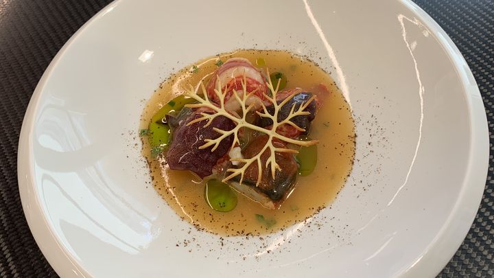 Civet de homard à la bordelaise, la recette préparée par le chef Sébastien Faramond, à La Table de Pavie. (BERNARD THOMASSON / FRANCEINFO)