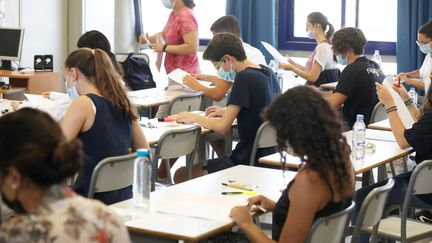 Les lycéens planchent sur l'épreuve de philosophie à Frejus dans le Var, le 17 juin 2021.&nbsp; (PHILIPE ARNASSAN / MAXPPP)