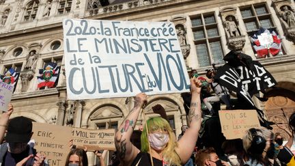 Des militantes féministes sont rassemblées à Paris, le 10 juillet 2020. (NATHANAEL CHARBONNIER / RADIO FRANCE)