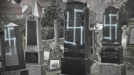 Des tombes profanées de l'insigne nazi dans le cimetière juif de&nbsp;Quatzenheim (Bas-Rhin)/ (FRANCE 2)