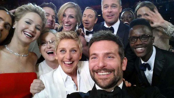 Le "selfie" r&eacute;alis&eacute; par la ma&icirc;tresse de c&eacute;r&eacute;monie Ellen CeGeneres lors de la soir&eacute;e de remise des Oscars &agrave; Los Angeles (Californie, Etats-Unis), le 2 mars 2014. (AP / SIPA)