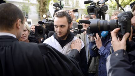 Micka&euml;l Khiri quitte le tribunal de grande instance de Versailles (Yvelines), vendredi 20 septembre 2013. (MARTIN BUREAU / AFP)