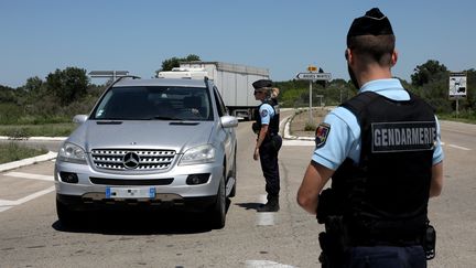 Des gendarmes contrôlent des véhicules le 20 mai 2020 au Saintes-Maries-de-la-Mer (Vaucluse). (MAXPPP)