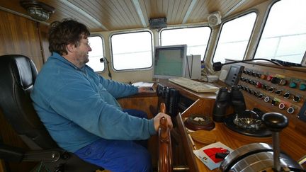 Dimitri Rogoff, à bord de son bateau, le "Sauvage", le 14 décembre 2005, au large des côtes&nbsp;normandes. (MARCEL MOCHET / AFP)