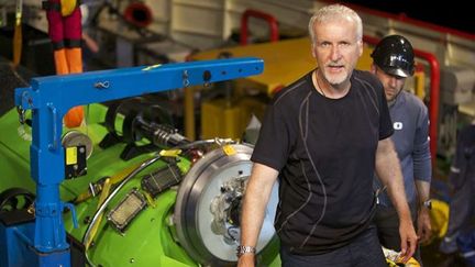 James Cameron émerge du submersible Deepsea Challenger, février 2012.
 (Mark Thiessen/AP/SIPA)