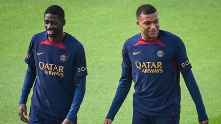 Ousmane Dembélé et Kylian Mbappé à l'entraînement avec le PSG, le 18 août 2023. (MATTHIEU MIRVILLE / AFP)