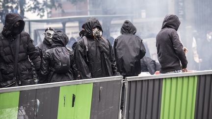 Des manifestants du black bloc, le 1er mai 2018, à Paris.&nbsp; (YANN CASTANIER / HANS LUCAS)