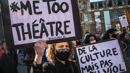 Une des manifestantes contre les agressions sexuelles dans le monde de la culture, rassemblement organisé par le collectif Metoo Théâtre à Paris le 16 octobre 2021 (CHRISTOPHE PETIT TESSON / EPA)