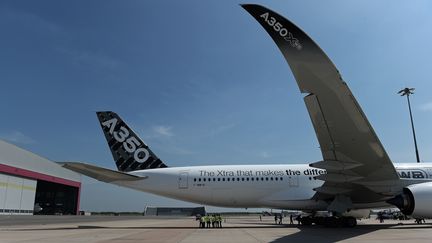 Un Airbus A350 sur le tarmac de l'a&eacute;roport de Bangkok (Tha&iuml;lande), le 24 novembre 2014. (CHRISTOPHE ARCHAMBAULT / AFP)