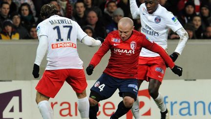 Le milieu de terrain du LOSC, Florent Balmont, ici à la lutte entre les parisiens Blaise Matuidi et Maxwell. (FRANCOIS LO PRESTI / AFP)