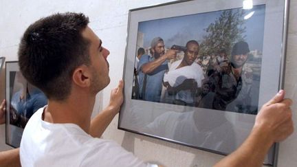 Accrochage à Perpignan de photos de Remi Ochlik, tué en Syrie
 (Raymond Roig / AFP)