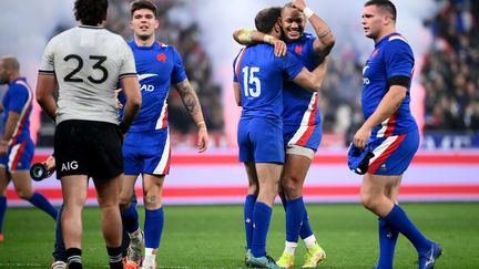 La joie des joueurs français après leur victoire contre la Nouvelle-Zélande le 20 novembre au Stade de France.&nbsp; (FRANCK FIFE / AFP)