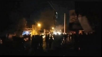 Des manifestants iraniens encerclant le bâtiment de la municipalité dans la ville de Bukan, à majorité kurde, dans l'ouest du pays, à une cinquantaine de kilomètres de Mahabad. (AFP / ESN)