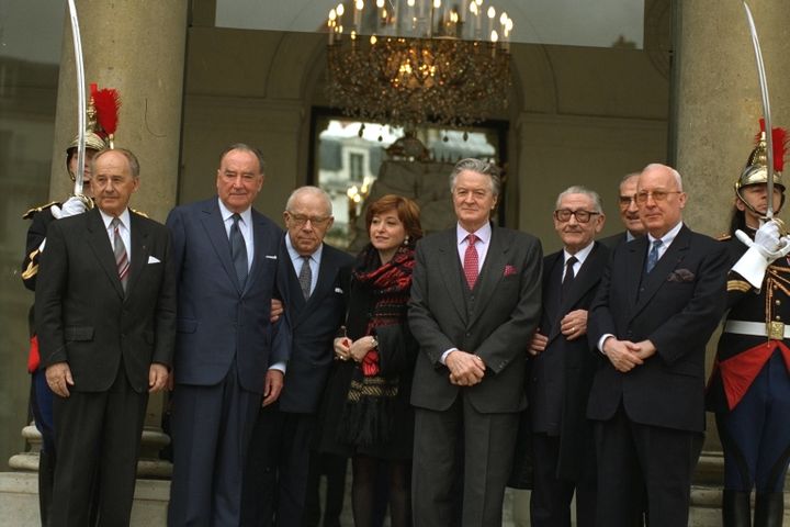 Les membres du Conseil constitutionnel réunis à l’Elysée le 8 mars 1995. Au centre (cravate rouge), Roland Dumas. (ALAIN NOGUES / SYGMA)