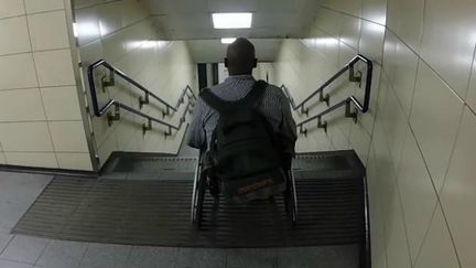 &nbsp; (Anthony Ince bloqué par les escaliers du métro londonien © Capture d'écran de la vidéo Youtube)