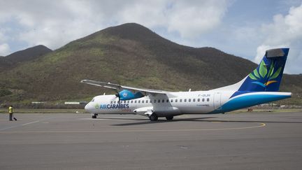 Un avion apportant des renforts humains et se préparant à évacuer des personnes sinistrées vers la Guadeloupe, à l'aéroport de Grand-Case (Saint-Martin), le 21 septembre 2017.&nbsp; (HELENE VALENZUELA / AFP)