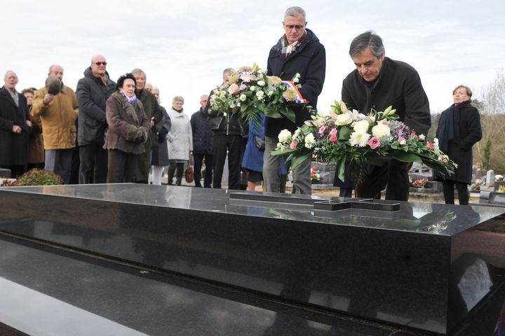 François Fillon vient fleurir la tombe de son ancien mentor&nbsp;Joël Le Theule, à Sablé-sur-Sarthe (Sarthe), le 15 décembre 2019. (JEAN-FRANCOIS MONIER / AFP)