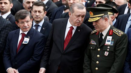 Le Premier ministre turc,&nbsp;Ahmet Davutoglu, le&nbsp;président&nbsp;Recep Tayyip Erdogan et le général&nbsp;Hulusi Akar, le 17 février 2016, après l'attentat contre un convoi militaire à Ankara (Turquie).&nbsp; (AYKUT UNLUPINAR / ANADOLU AGENCY / AFP)