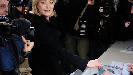 Marine Le Pen, dans son bureau de vote à Hénin-Beaumont. (DENIS CHARLET / AFP)