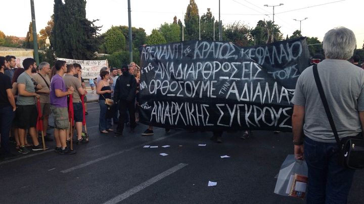 Un groupe d'anarchistes manifeste devant le Parlement grec, &agrave; Ath&egrave;nes (Gr&egrave;ce), le 12 juillet 2015. (ARIANE NICOLAS / FRANCETV INFO)