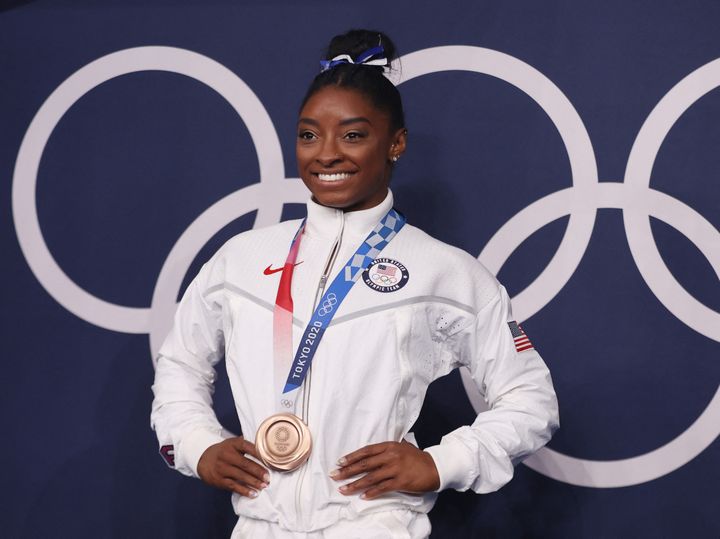 Simone Biles pose avec sa médaille de bronze à l'issue de la finale de la poutre, le 3 août (KUNIHIKO MIURA / YOMIURI)