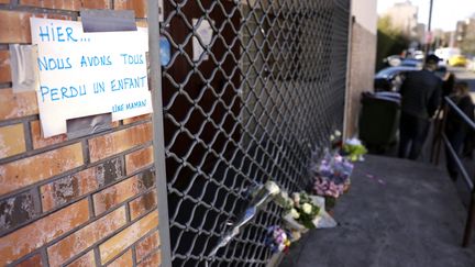 Devant la maison de quartier où un jeune garçon de 15 ans a été tué par balles, le 27 février 2021, à Bondy (Seine-Saint-Denis). (THOMAS COEX / AFP)