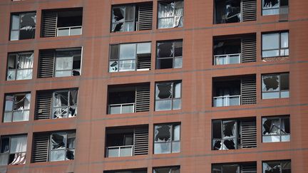 A Tianjin, l'explosion du 12 ao&ucirc;t a &eacute;t&eacute; si violente qu'elle a bris&eacute; les vitres des immeubles d'habitations &agrave; proximit&eacute; de la zone portuaire.&nbsp; (GREG BAKER / AFP)