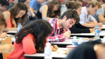 &nbsp; (Des élèves de terminale planchent sur les sujets du Bac de philo 2015 à Bègles © MAXPPP)