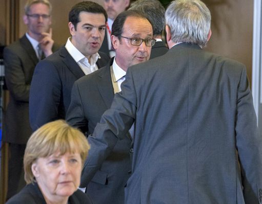 De haut en bas: Alexis Tsipras, François Hollande et Angela Merkel à Bruxelles le 7 juillet 2015