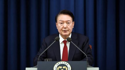 le président sud-coréen Yoon Suk Yeol prononce un discours pour déclarer la loi martiale à Séoul, le 3 décembre 2024. (HANDOUT / SOUTH KOREAN PRESIDENTIAL OFFICE)