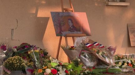 Le 16 octobre 2020, Samuel Paty a été assassiné à quelques pas de son établissement scolaire à Conflans-Sainte-Honorine (Yvelines). Un après, l'émotion était forte lors des hommages. (Capture d'écran France 2)