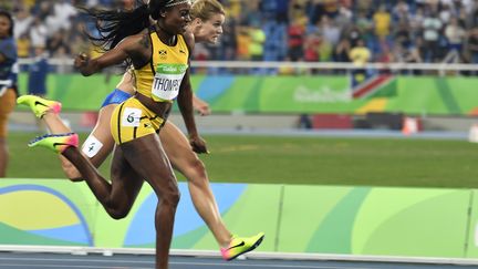 Elaine Thompson s'arrache pour devancer Dafne Schippers (FABRICE COFFRINI / AFP)