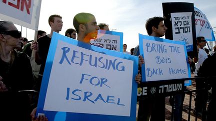 Des "refuzniks" isra&eacute;liens lors d'une manifestation dans la bande de Gaza, en janvier 2004. (YOAV LEMMER / AFP)