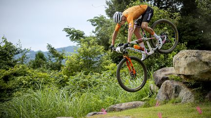 "Ah bah mon vélo va marcher beaucoup moins bien maintenant !" Mathieu Van der Poel, grand favori de l'épreuve du VTT, croyait que la planche qui reliait ce rocher au sol à l'entraînement serait encore là pour la course, et est passé pour un corniaud quand il s'est gamellé. (ANP SPORT / GETTY IMAGES EUROPE)