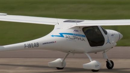 Au salon du Bourget, en Seine-Saint-Denis, les grands constructeurs aéronautiques présentent leur prototype d'avion du futur. L'appareil sera hybride et peut-être un jour complètement électrique. (FRANCE 3)