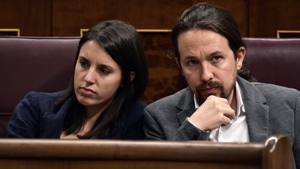 Irene Montero et Pablo Iglesias, respectivement porte-parole parlementaire et secrétaire général du parti espagnol Podemos, au Parlement espanol à Madrid le 11 octobre 2017. (JAVIER SORIANO / AFP)