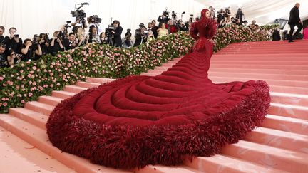 Elle&nbsp;tient sans doute le record de la robe la plus imposante de la soirée. Cardi B portait une (très) longue robe&nbsp;rouge lundi soir au Met. Cette tenue signée Thom browne serait, selon certains observateurs, une ode aux règles.&nbsp; (ANDREW KELLY / REUTERS)