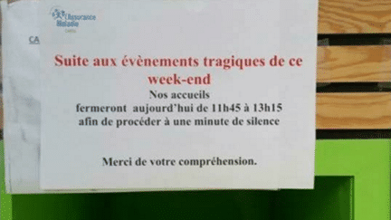 Prise à la CPAM d'Aurillac (Cantal), cette photo d'un tract d'information a été largement partagée sur les réseaux sociaux, après la minute de silence observée lundi 16 novembre.&nbsp; (TWITTER)