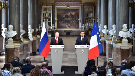 Vladimir Poutine et Emmanuel Macron devant la presse, à Versailles (Yvelines), le 29 mai 2017. (CHRISTOPHE ARCHAMBAULT / AFP)