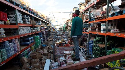 Un homme se tient debout au milieu d'un supermarché détruit par l'ouragan Maria à Salinas (Porto Rico), le 29 septembre 2017. (ALVIN BAEZ / REUTERS)