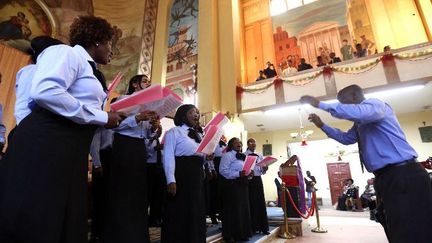 La chorale de la communauté chrétienne de Tripoli pendant une messe célébrée dans l'église Saint-François, le 11 décembre 2015. (Photo AFP/Mahmud Turkia)