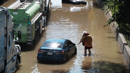 La Major Deegan Expressway inondée après une nuit de très fortes pluies dues aux restes de l'ouragan Ida, le 2 septembre 2021, dans l'arrondissement du Bronx, à New York. (SPENCER PLATT / GETTY IMAGES NORTH AMERICA)