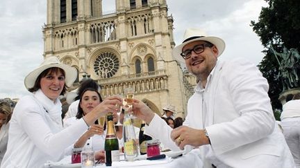 Des participants au dîner en blanc de 2012, sur le parvis de Notre-Dame.
 (Thomas Sanson / AFP)